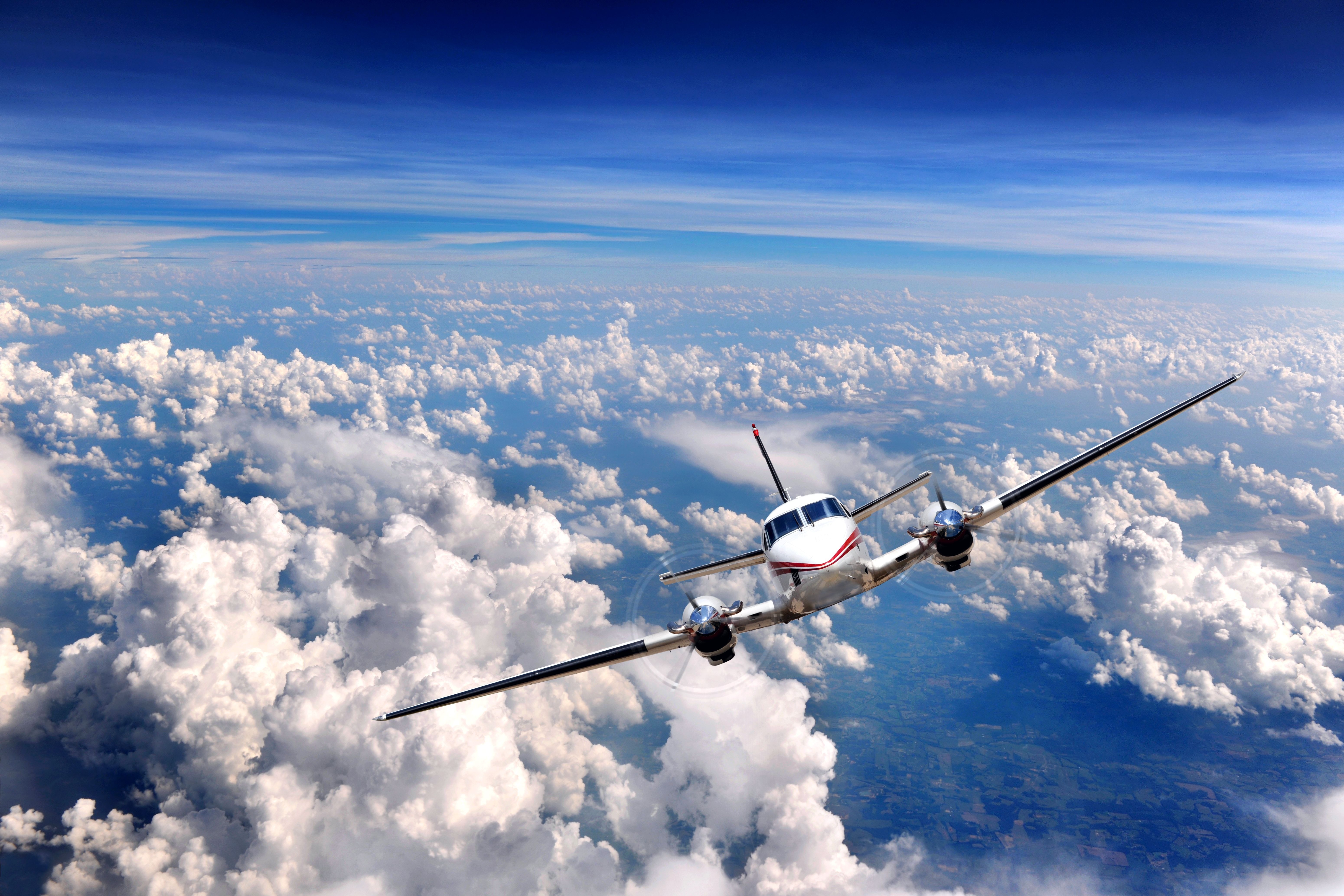 Самолет находящийся в полете преодолевает 230 м. Самолет в небе. Обои самолет. Самолет над облаками. Красивый самолет в небе.