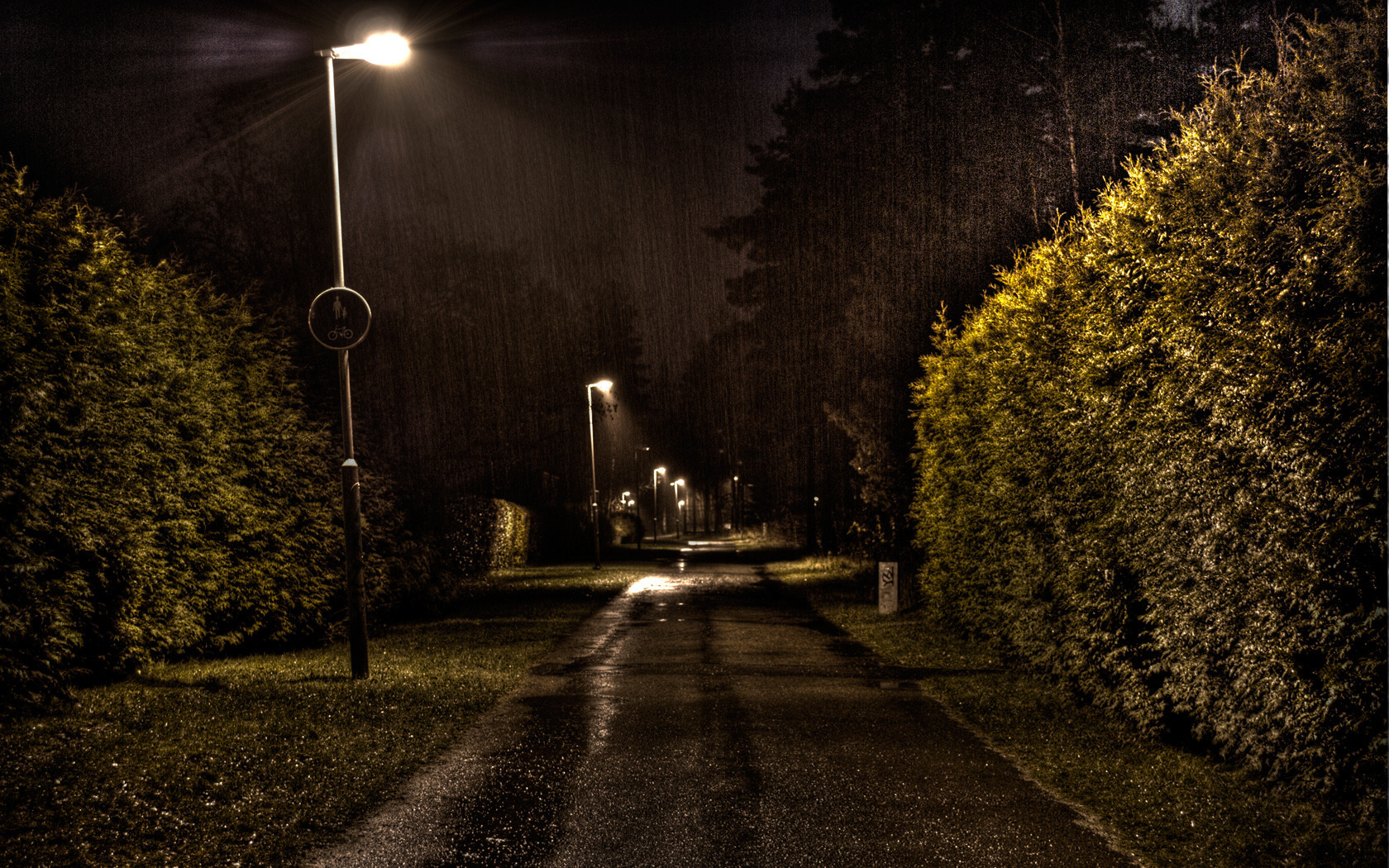 Какие грустные места. Ночная улица. Красивые темные улицы. Темная улица с фонарями. Дождь ночью.