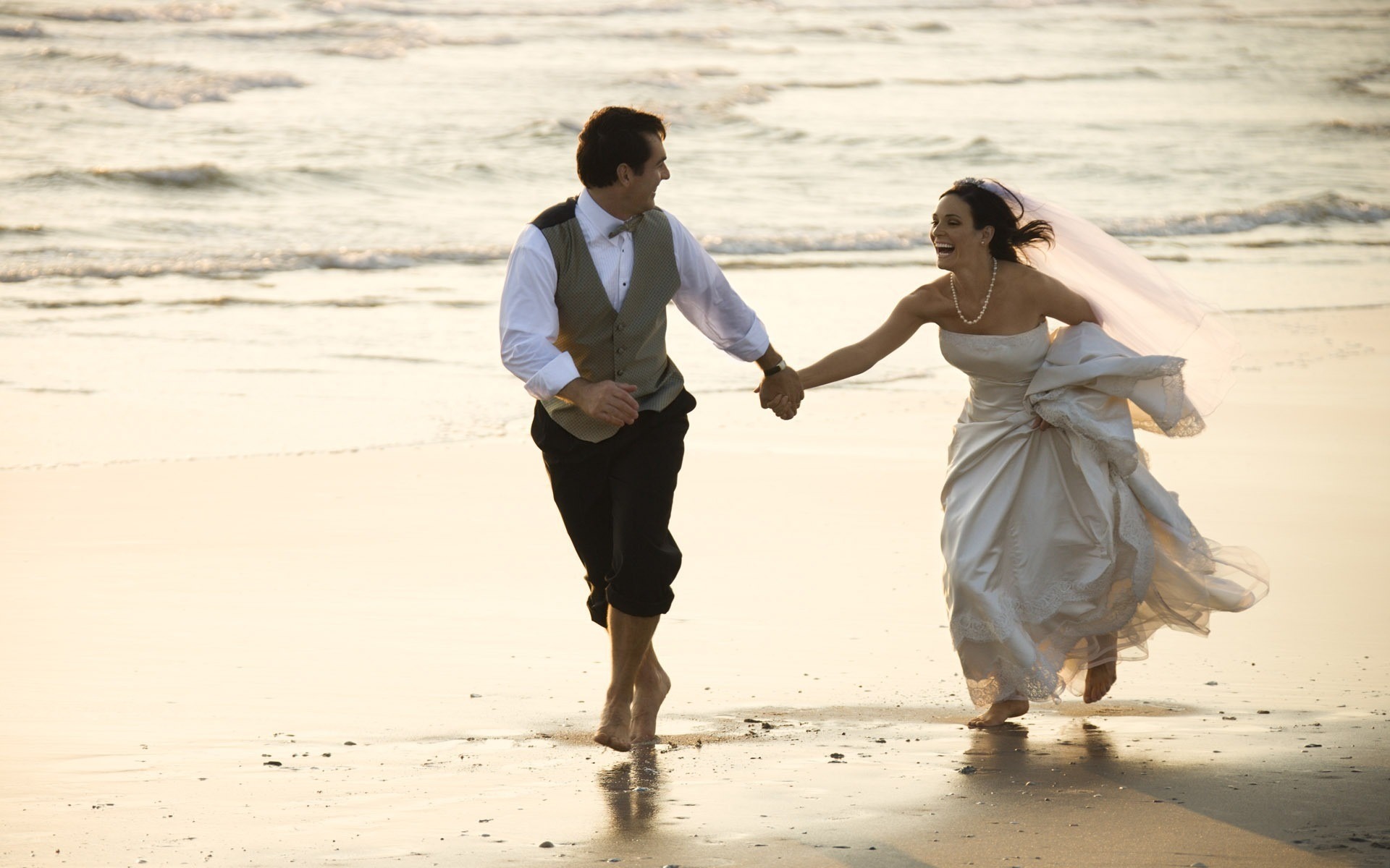 Чувственные ценности. Свадьба на берегу моря. Счастливые отношения свадьба. Свадебные пары. Мужчина и женщина свадьба море.