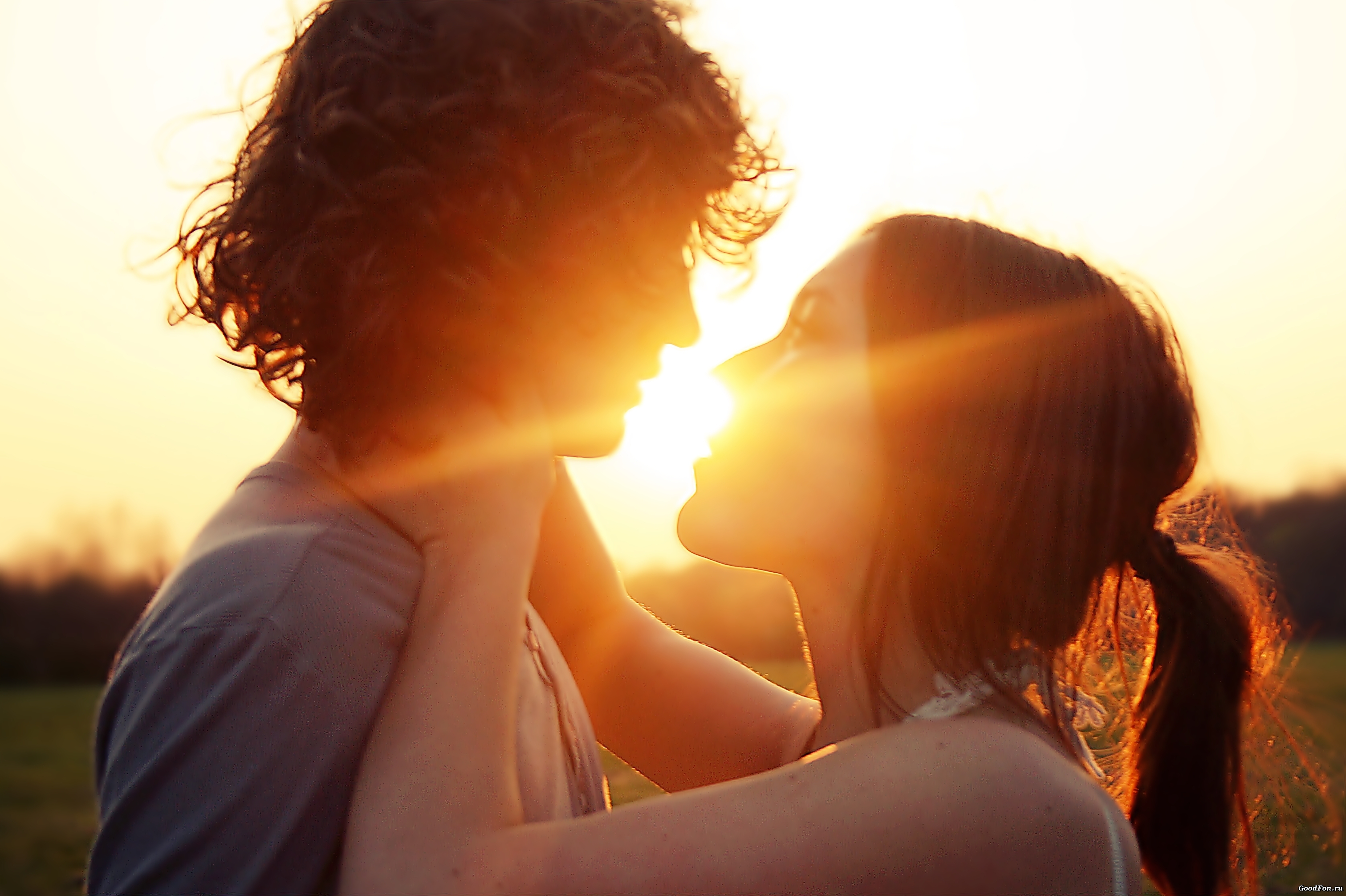 Обнять девушку поцеловать. Объятия влюбленных. Любовь и нежность. Романтичные картинки о любви. Влюбленная пара.