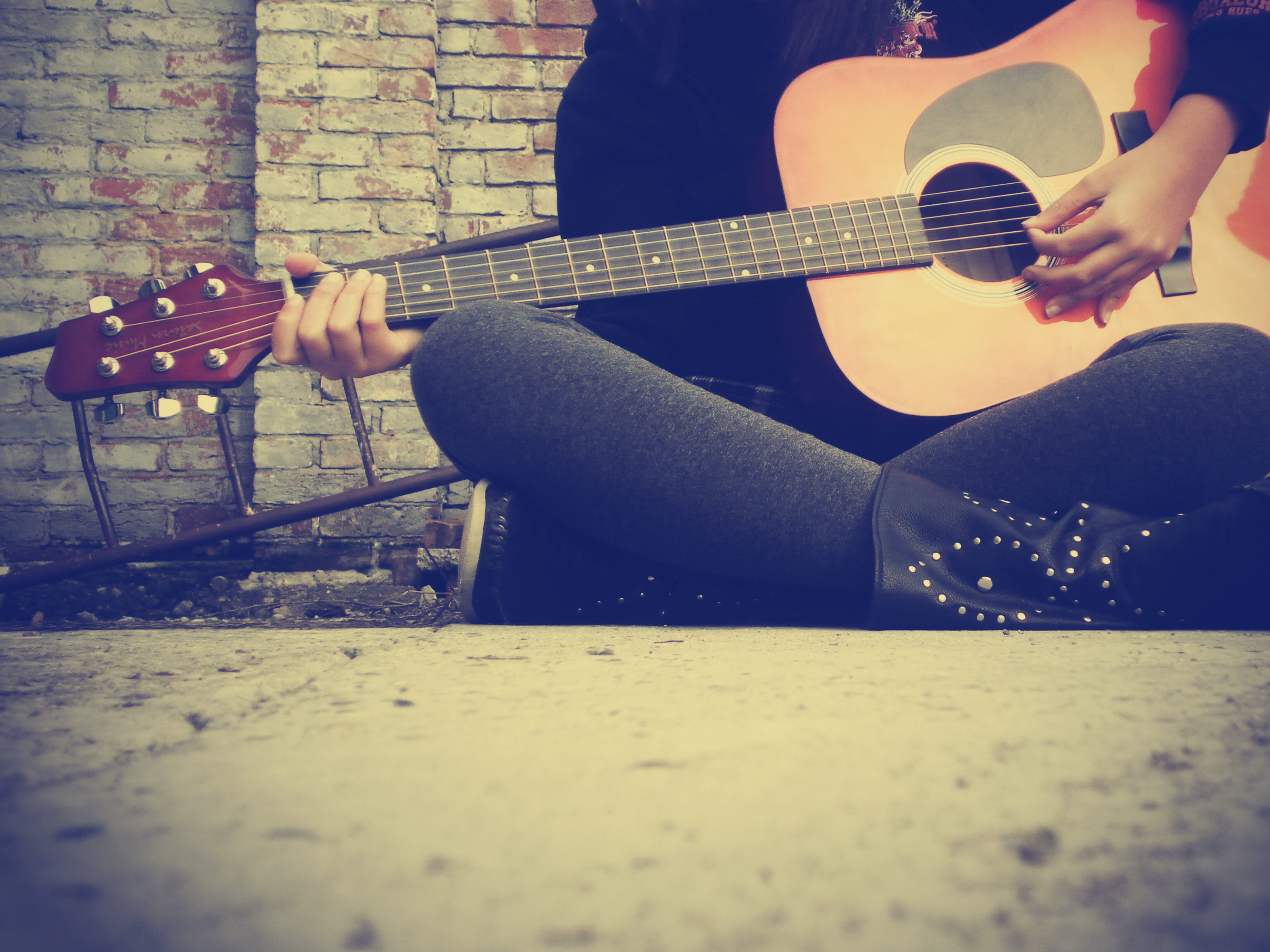Музыка места красивы. Гитара. Девушка с гитарой. Девушка с электрогитарой. Гитара в руках.