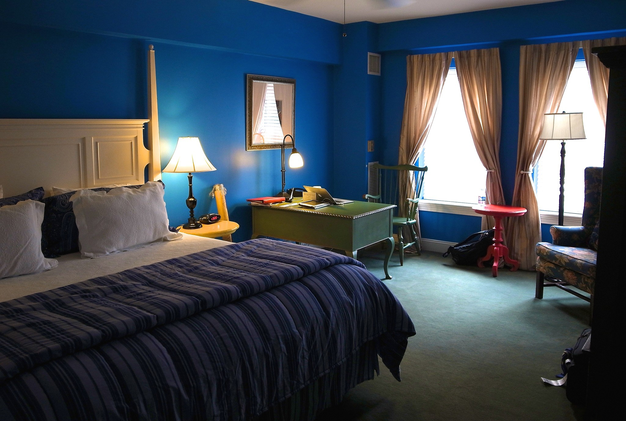 Messages rooms. Синяя спальня. Комната с синими стенами. Спальня в синих тонах. Комната с синими обоями.