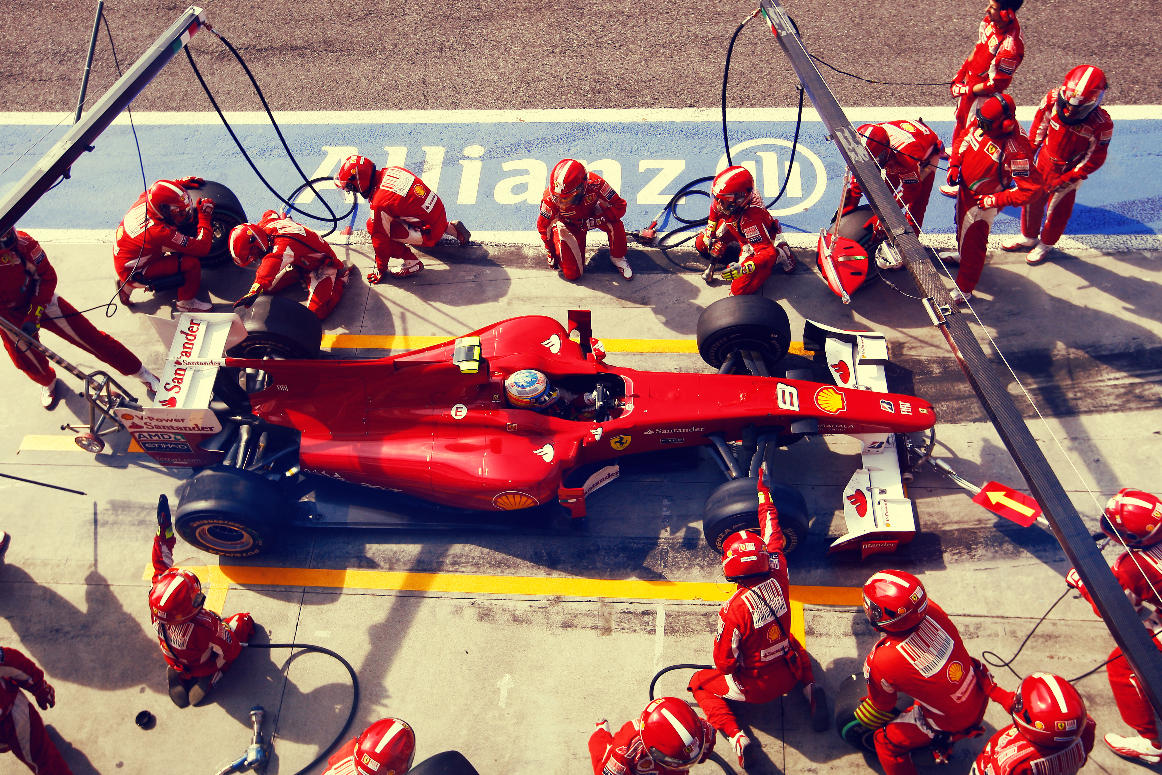 Гонки спорт 1. Ferrari f1 Pit. Формула 1 Ferrari. Феррари формула 1 2010. Пит стоп Феррари формула 1.