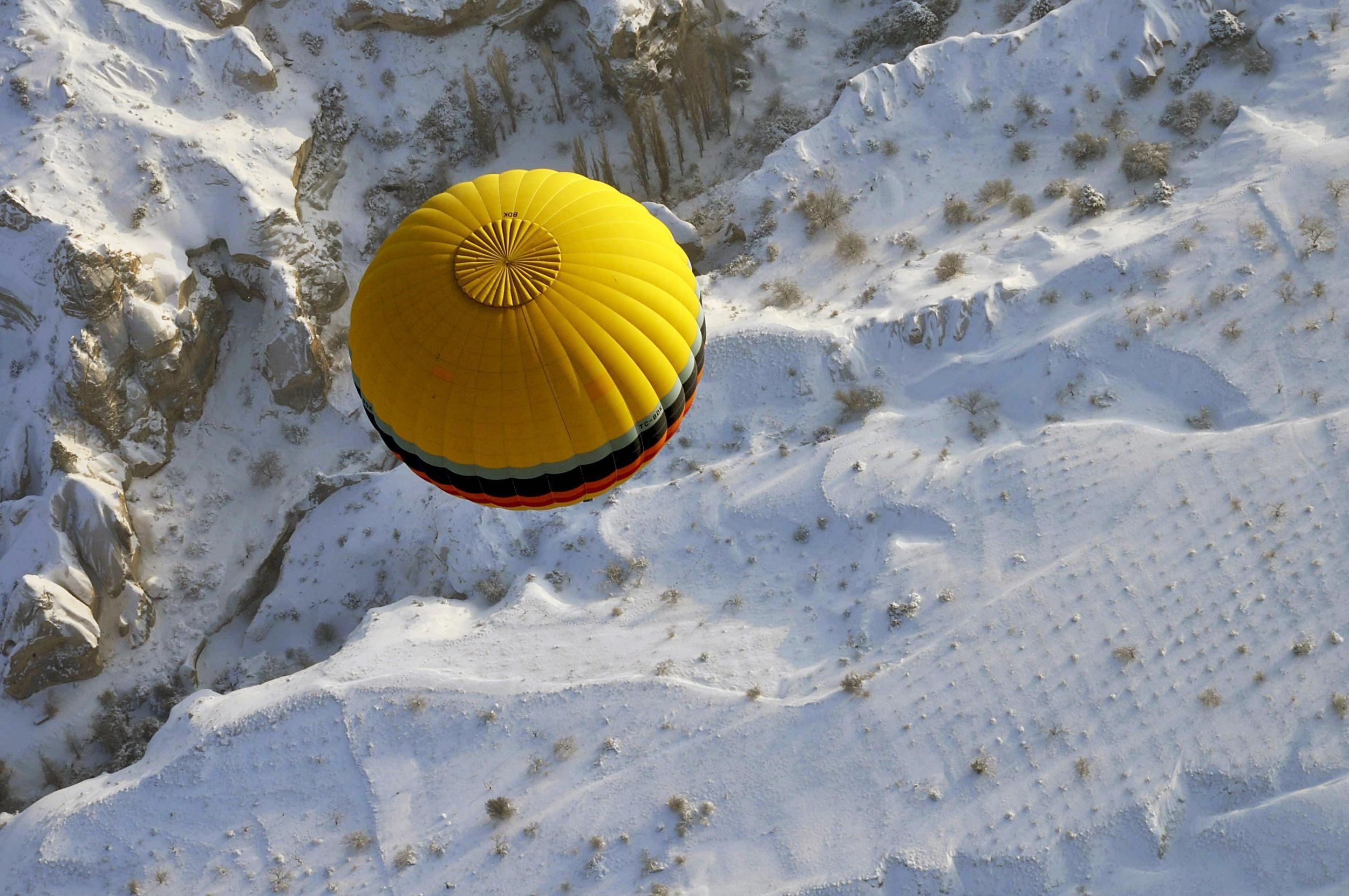 На луну на воздушном шаре. Шар со снегом. Воздушные шары на снегу. Воздушный снег. Воздушные шары на фоне горы со снегом.