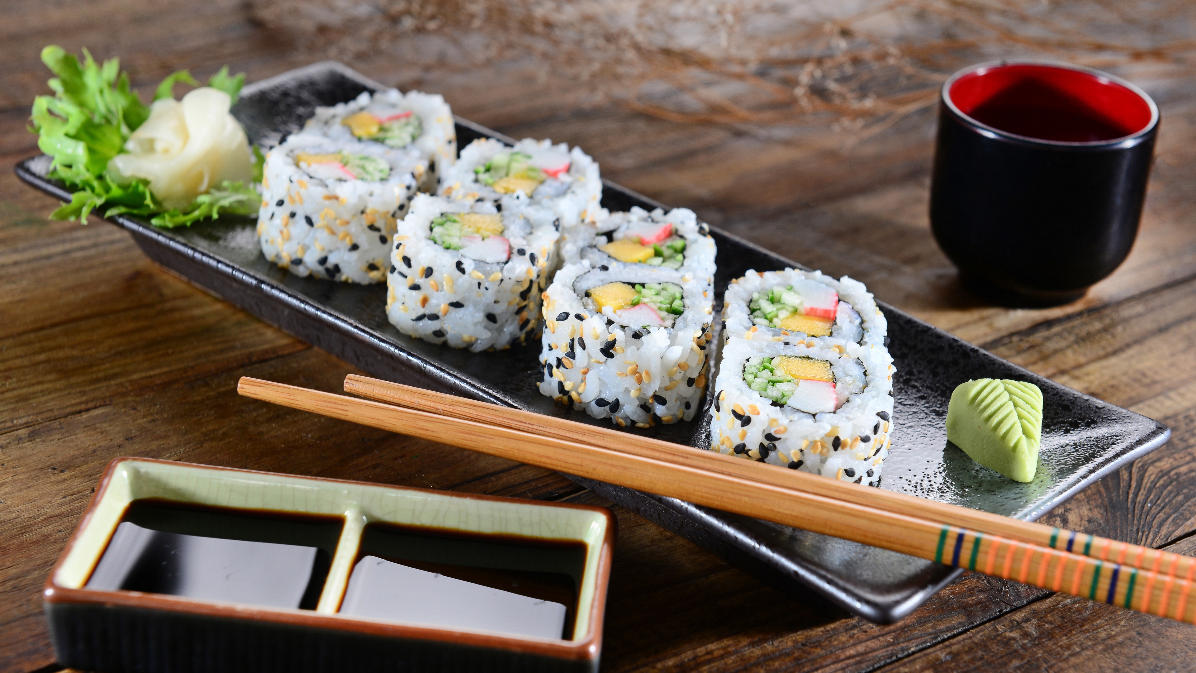 Где самые вкусные роллы. Йоджи роллы. Японская кухня суши и роллы. Япония кухня суши роллы. Йоджи ролл Восток суши.