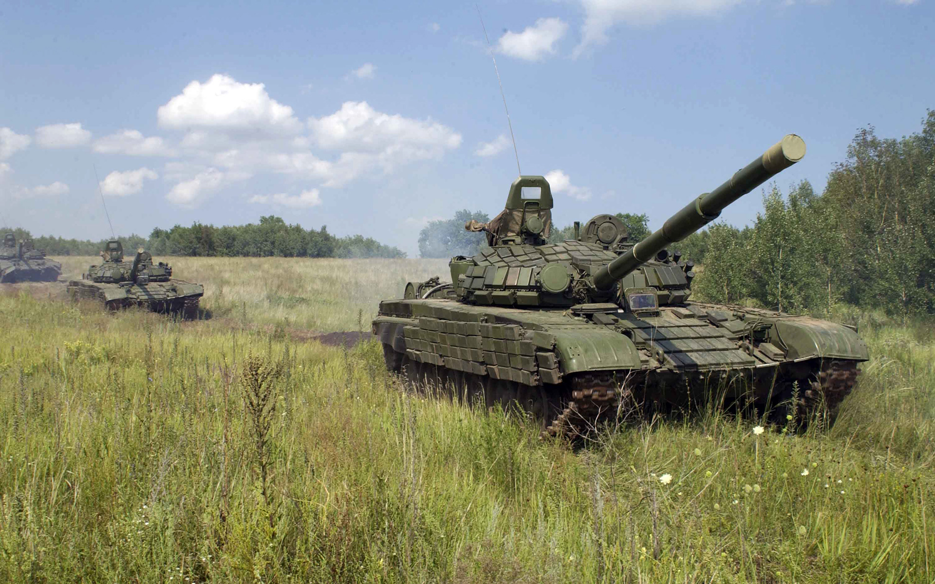 Юту б т. Военная техника танк т 72. Т-72 боевой танк. Танк т-72б. Танк т-72 в поле.