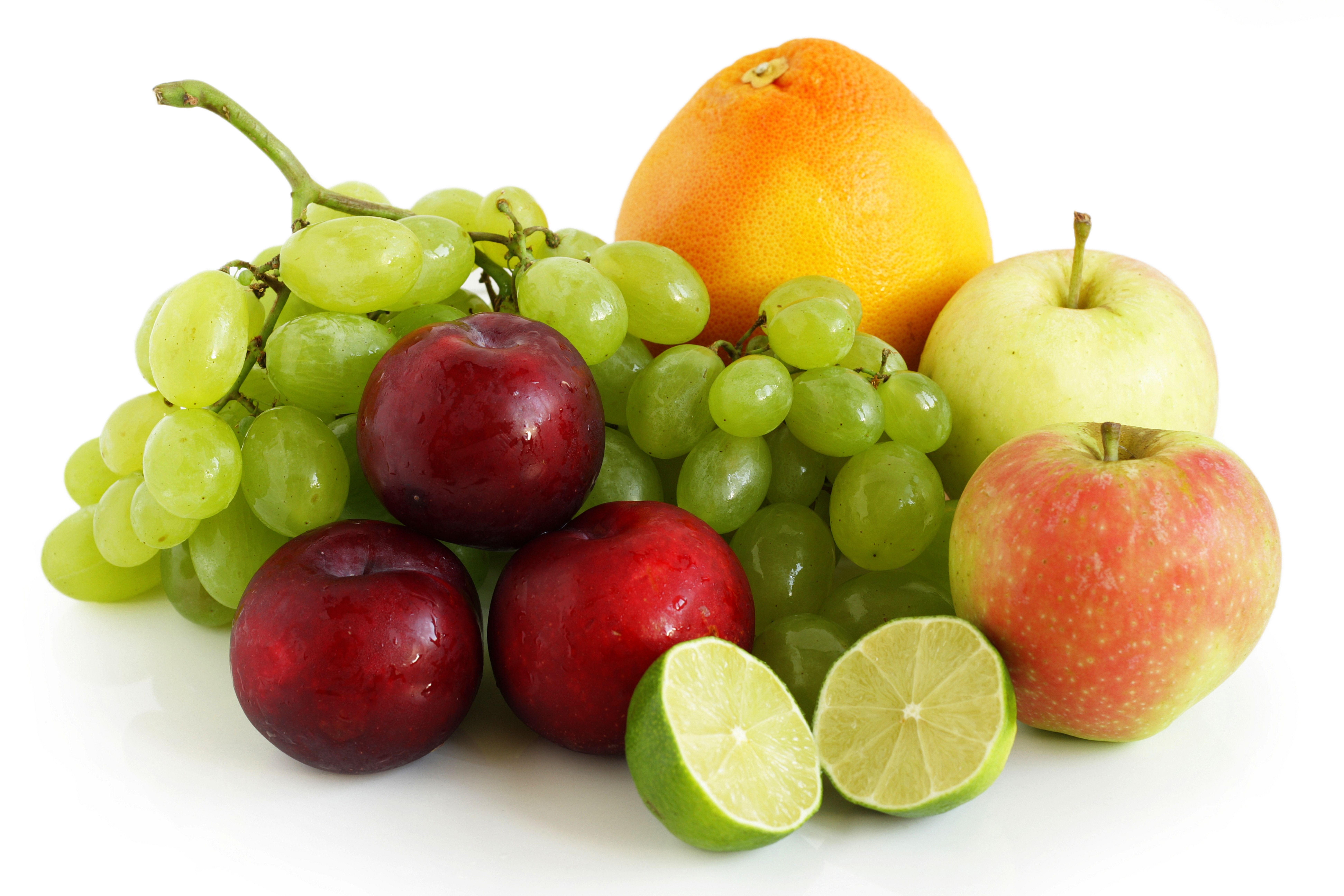 They some fruit. Фрукты. Фрукты и ягоды. Фрукты на белом фоне. Разные фрукты.