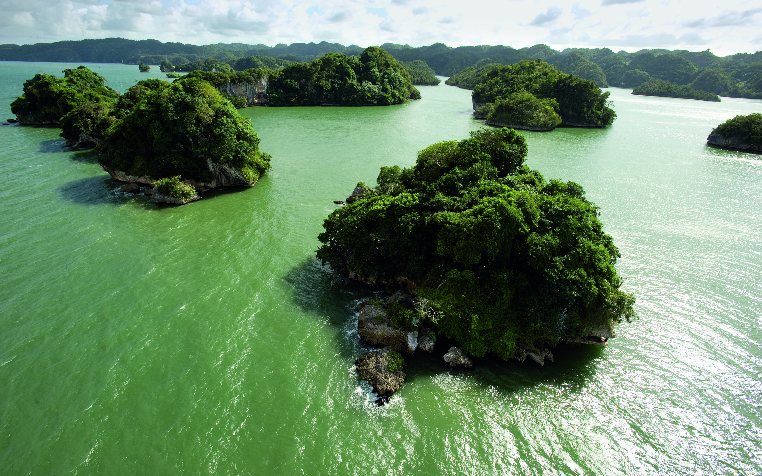 Island вода. Грин Айленд Таиланд. Андаманские острова. Азорские острова. Зеленый остров.
