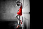 фото девушки в красных туфлях