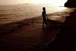 Девушка стоит на пляже